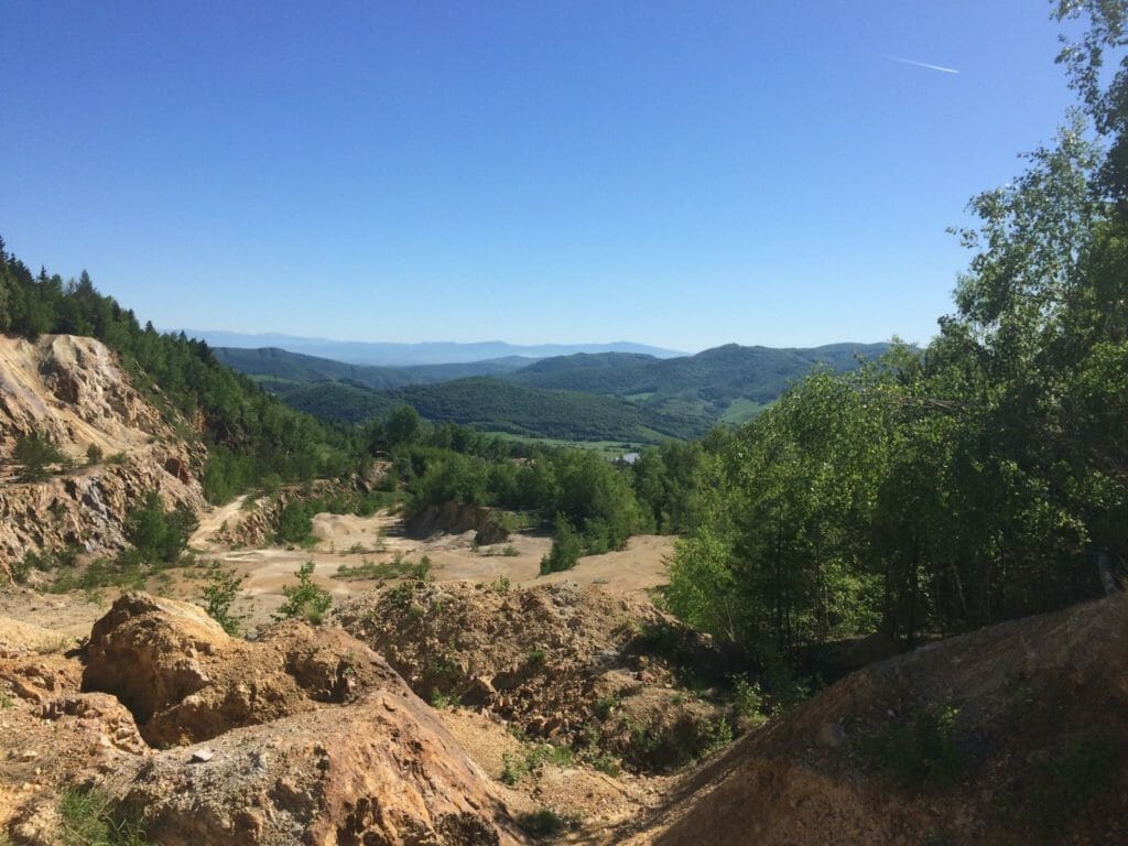 Krištálový kameňolom Šobov – výhľad na Štiavnické vrchy