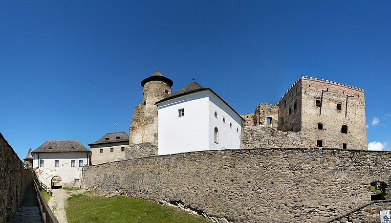 Nádvorie Ľubovnianskeho hradu
