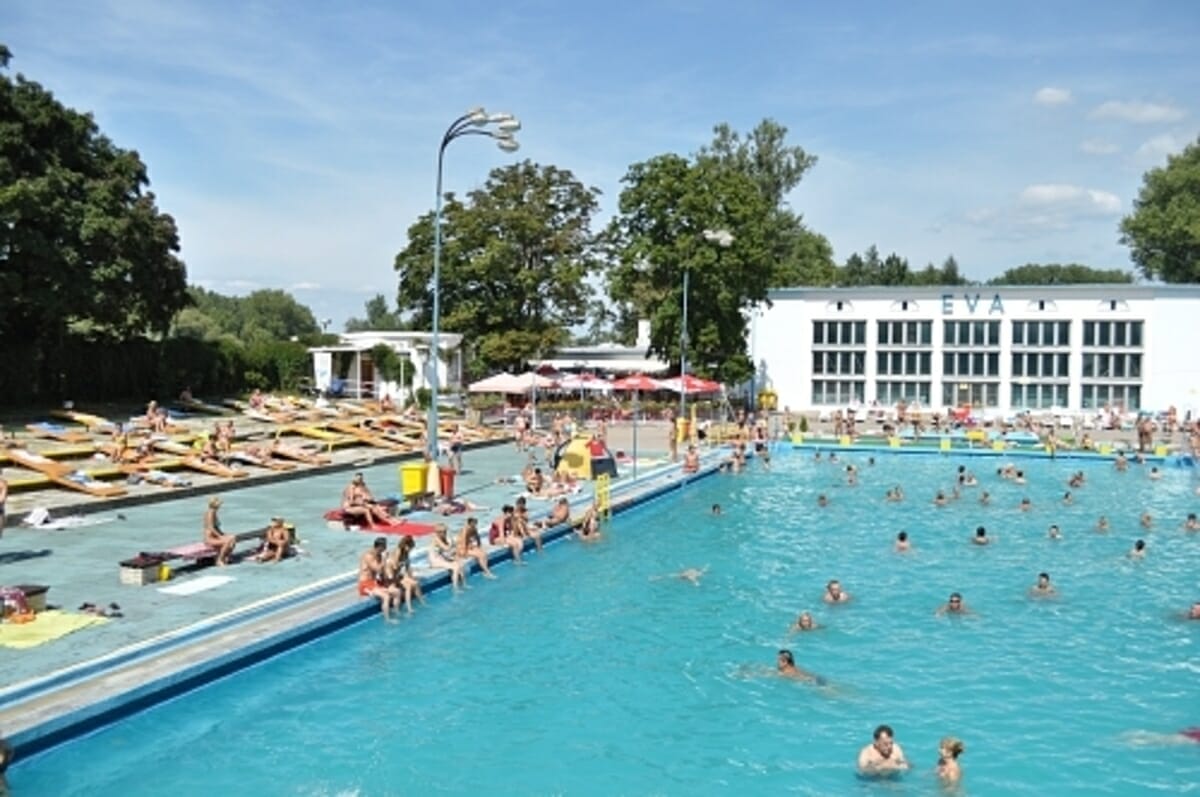 Oddychová zóna pri vonkkajšom plaveckom bazéne – Kúpalisko Eva Piešťany