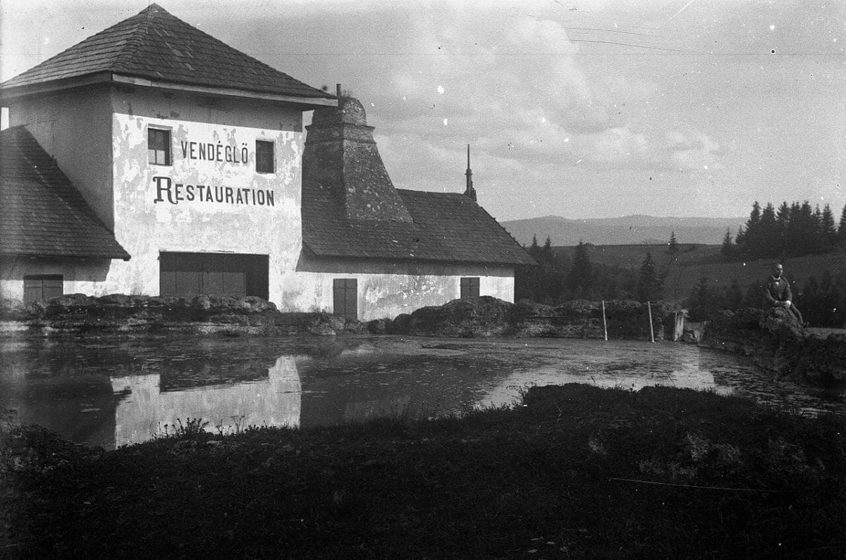 Reštaurácia pri jazierku v roku 1900 – historická fotografia
