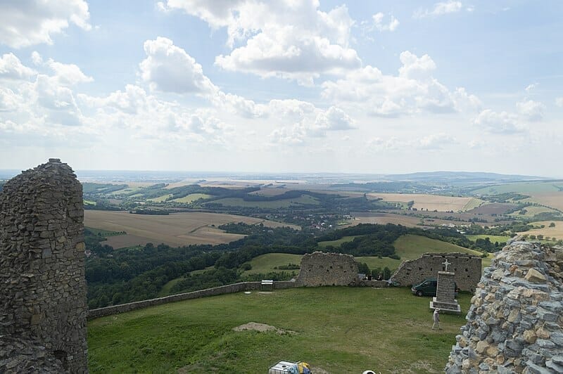Výhľad z hradu Branč a pamätník na nádvorí