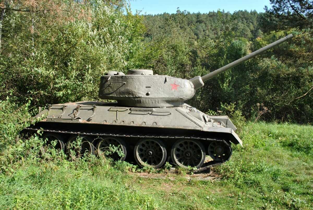Tanková rota v útoku, obec Kružlová