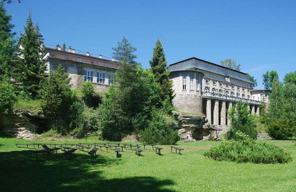 Pohľad na Biely dom grófa Zamoyského z parku