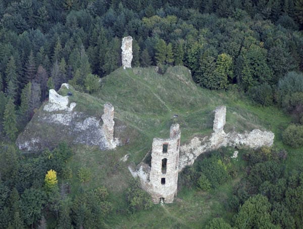 Letecký pohľad na hrad Plaveč