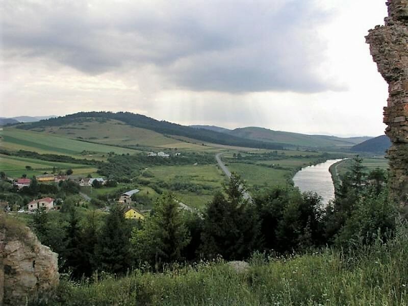 Výhľad na okolie z Plavečského hradu