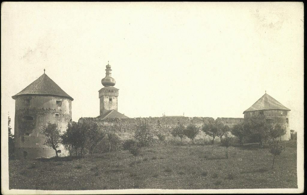 Historická fotografia kláštora Bzovík