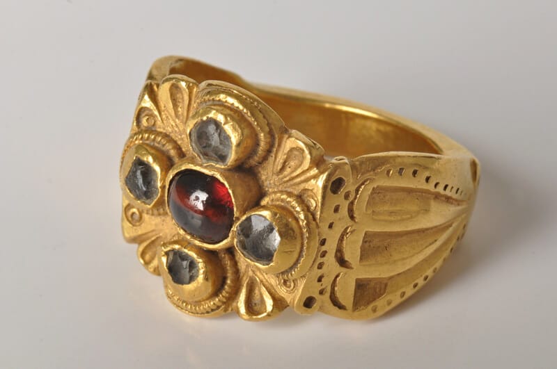 Zlatý prsteň ako súčasť náleziska v Krakovanoch z rokov 1933 a 1939 – ukradnutý v roku 2016 z Balneologického múzea v Piešťanoch