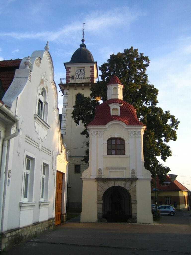 Bojnická kaplnka sv. Jána Nepomuckého, v pozadí s vežou kostola sv. Martina patria medzi významné pamiatky mesta Bojnice