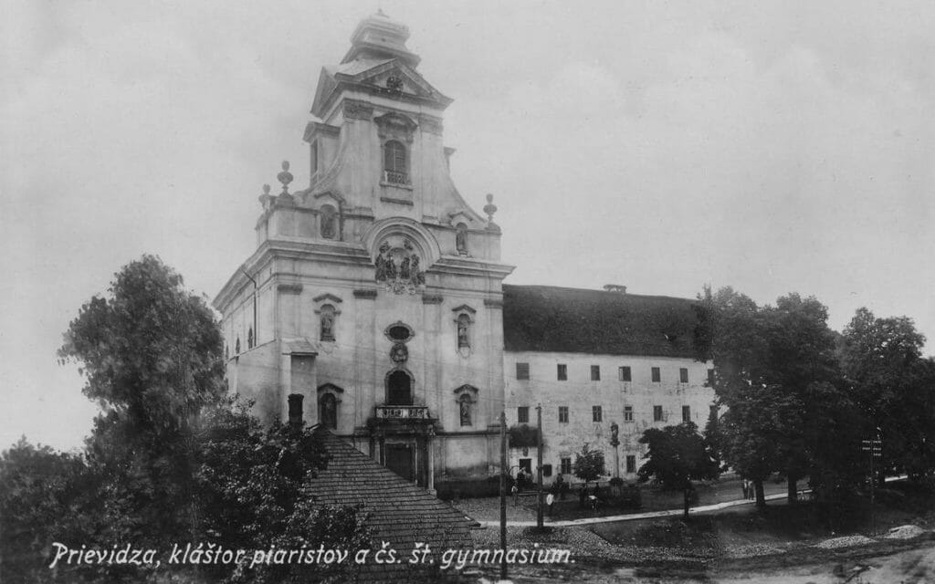 Piaristický kláštor a škola na historickej pohľadnici