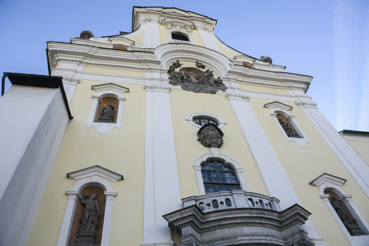 Hlavná fasáda kostola zakončená štítom so vstavanou vežou