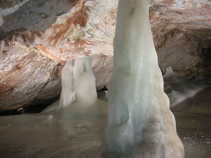 Ľadová výzdoba v jaskyni