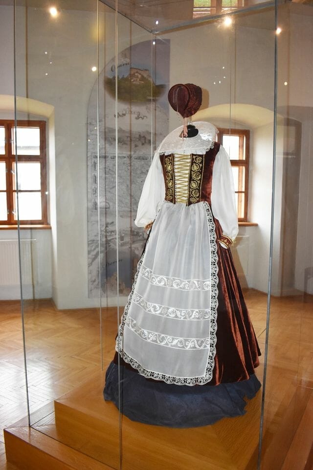 Expozícia v Čachtickom múzeu - dobové oblečenie