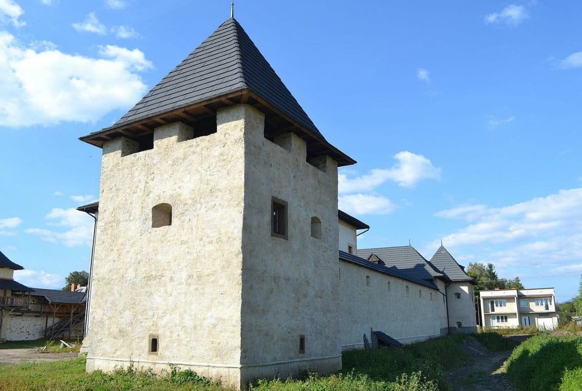Juhovýchodná a severovýchodná bašta Vodný hrad v Hronseku
