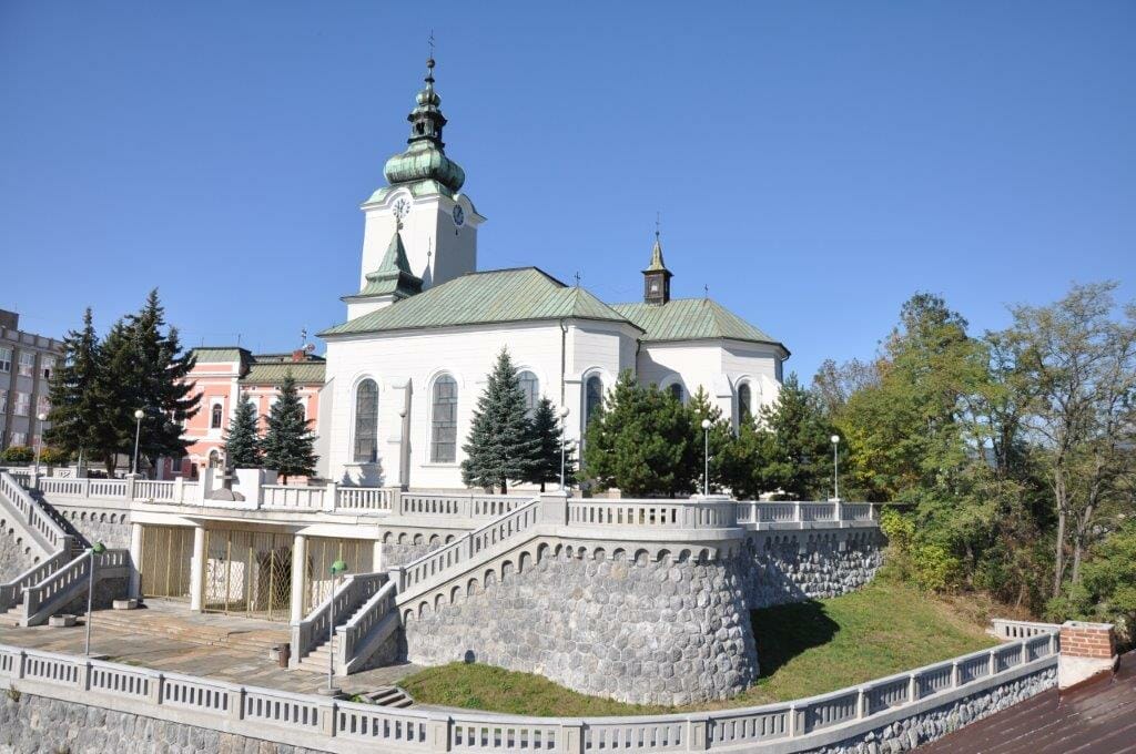 Pohľad na Mauzóleum Andreja Hlinku v pozadi s kostolom sv. Ondreja