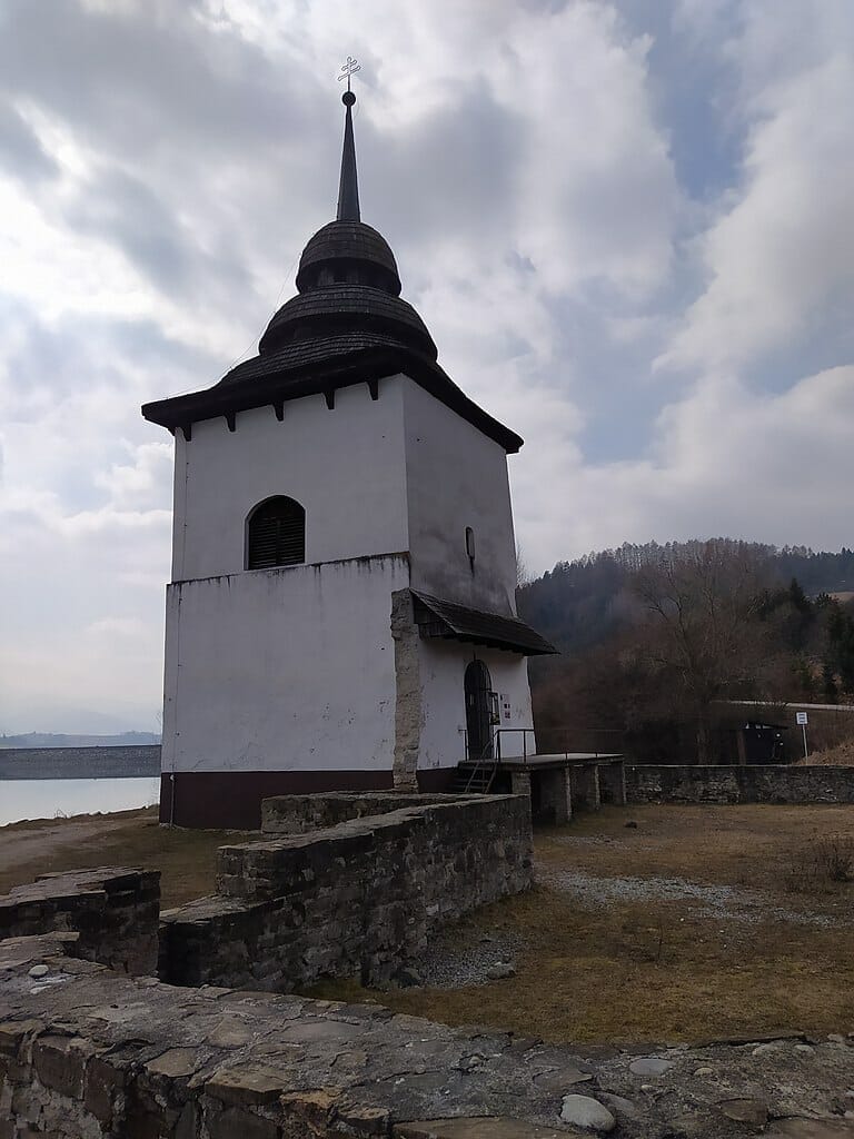Z kostola Panny Márie v Liptovskej Mare zostala len známa veža