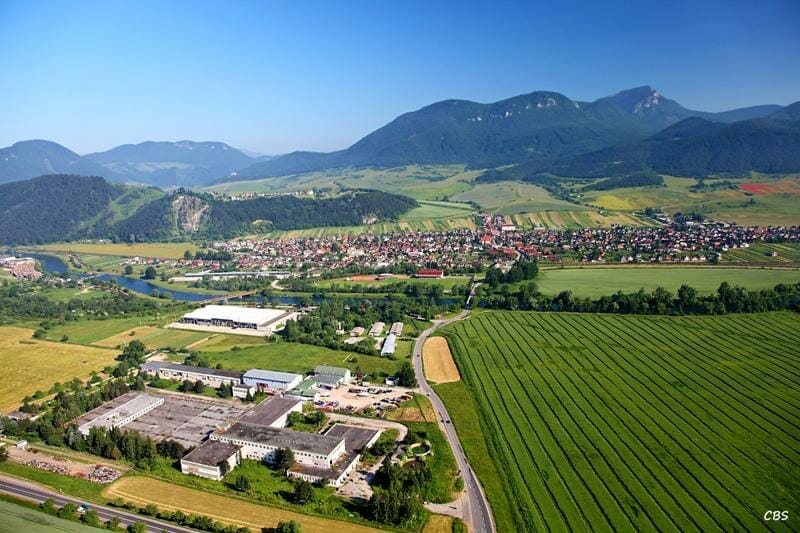 Letecký záber na obec Lisková, na ľavo masív Mních a v pozadí v pravo Veľký Choč