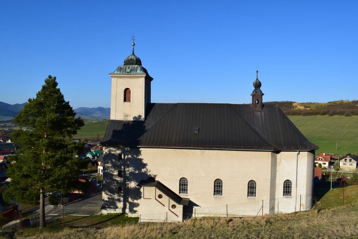 Bočný pohľad na Kostol všetkých svätých v Ludrovej