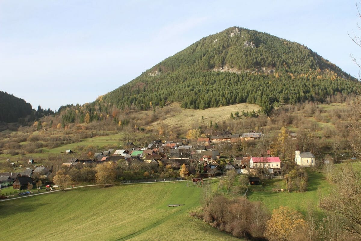 Panoramatický pohľad na obec Vlkolínec