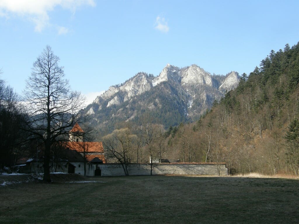 Vzdialený pohľad na Červený kláštor