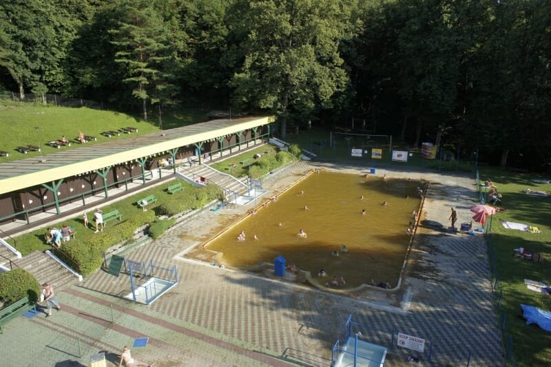 Plavecký bazén v letnom termálnom kúpalisu Sliač
