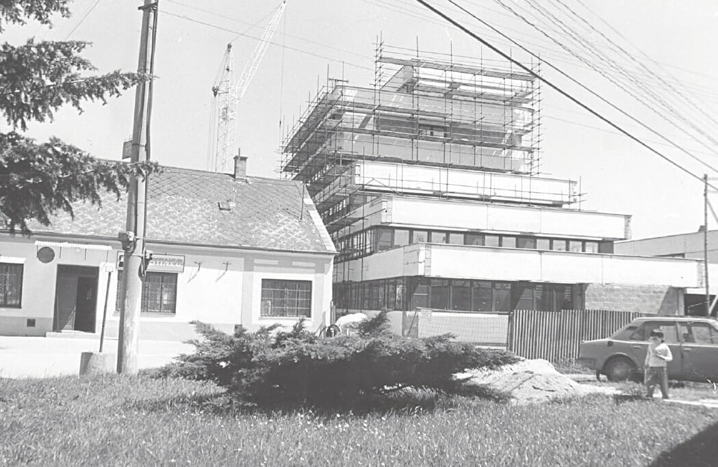 Liečebný dom Central počas výstavby v roku 1991