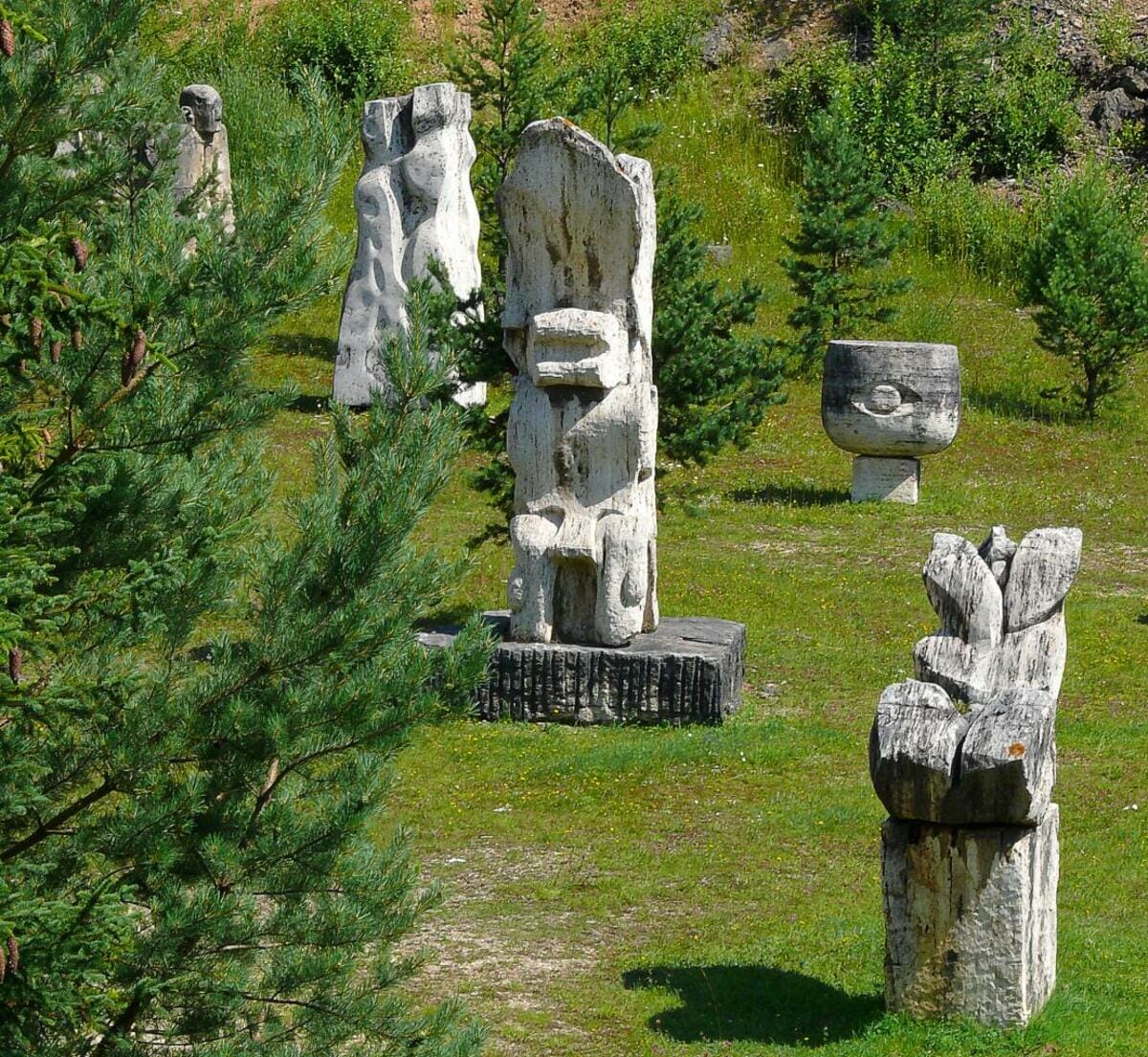Pohľad na viaceré travertínové sochy ako súčasť Národnej kultúrnej pamiatky vo Vyšných Ružbachoch