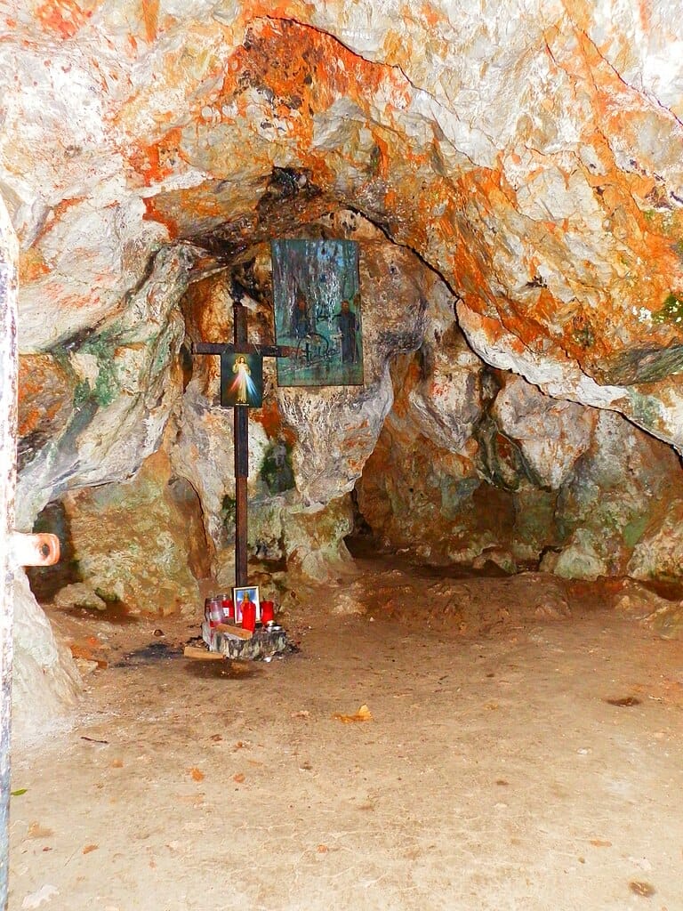 Kríž a podobizeň v interiéri jaskyne ako spomienka na pustovníka sv.Svoradu