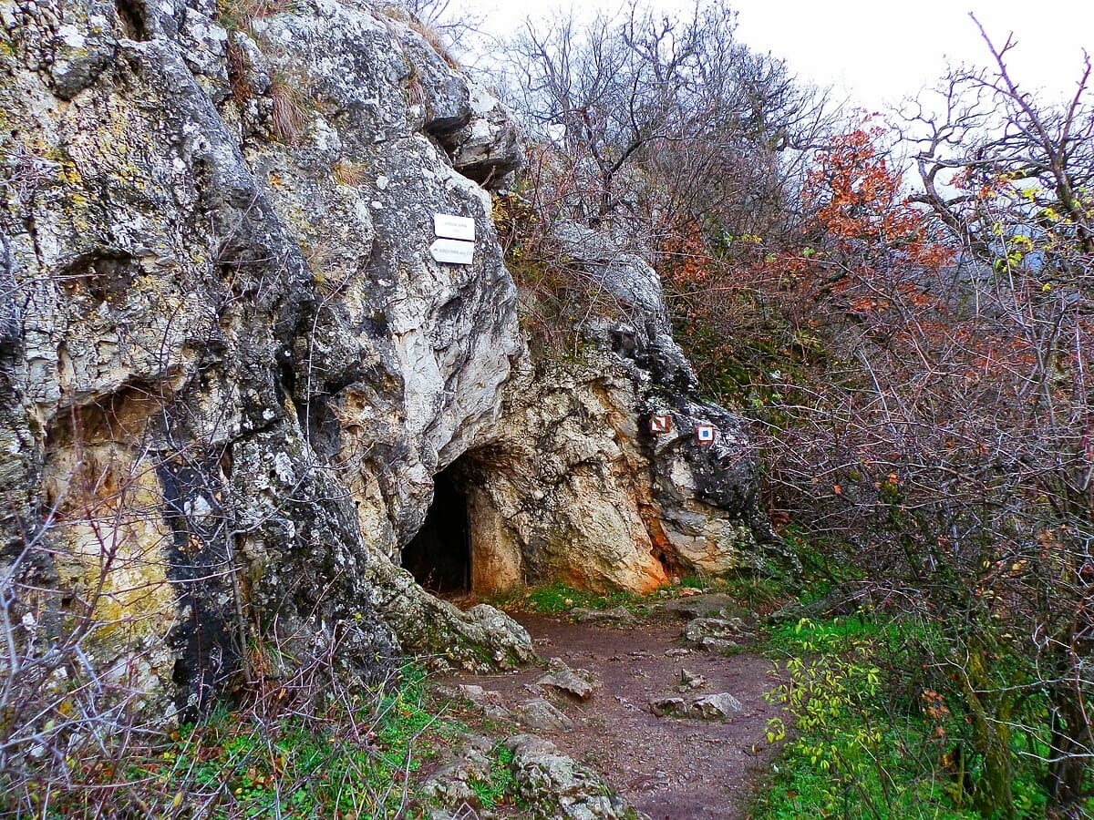 Svoradova jaskyňa cestou na Zobor