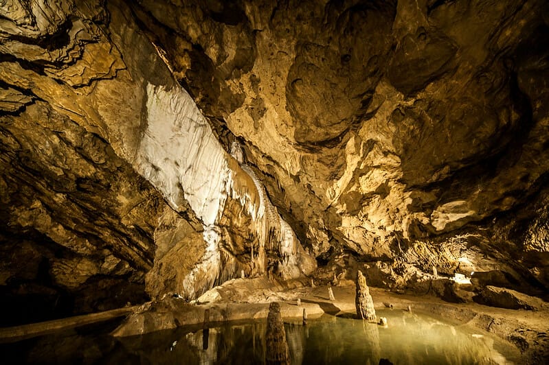 Vápencový vodopád v Dlhom dóme Belianskej jaskyne