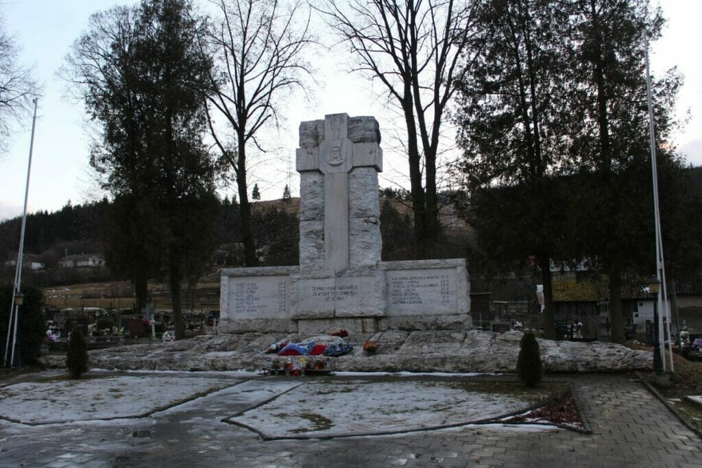 Lúčky kúpele pamätník Černovej tragédie pohľad