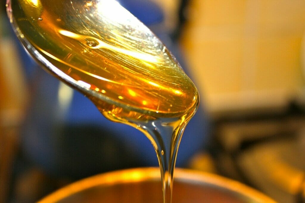 Med sa používa zásadne prírodný, bez chemických prísad, škrobov či trstinového cukru.