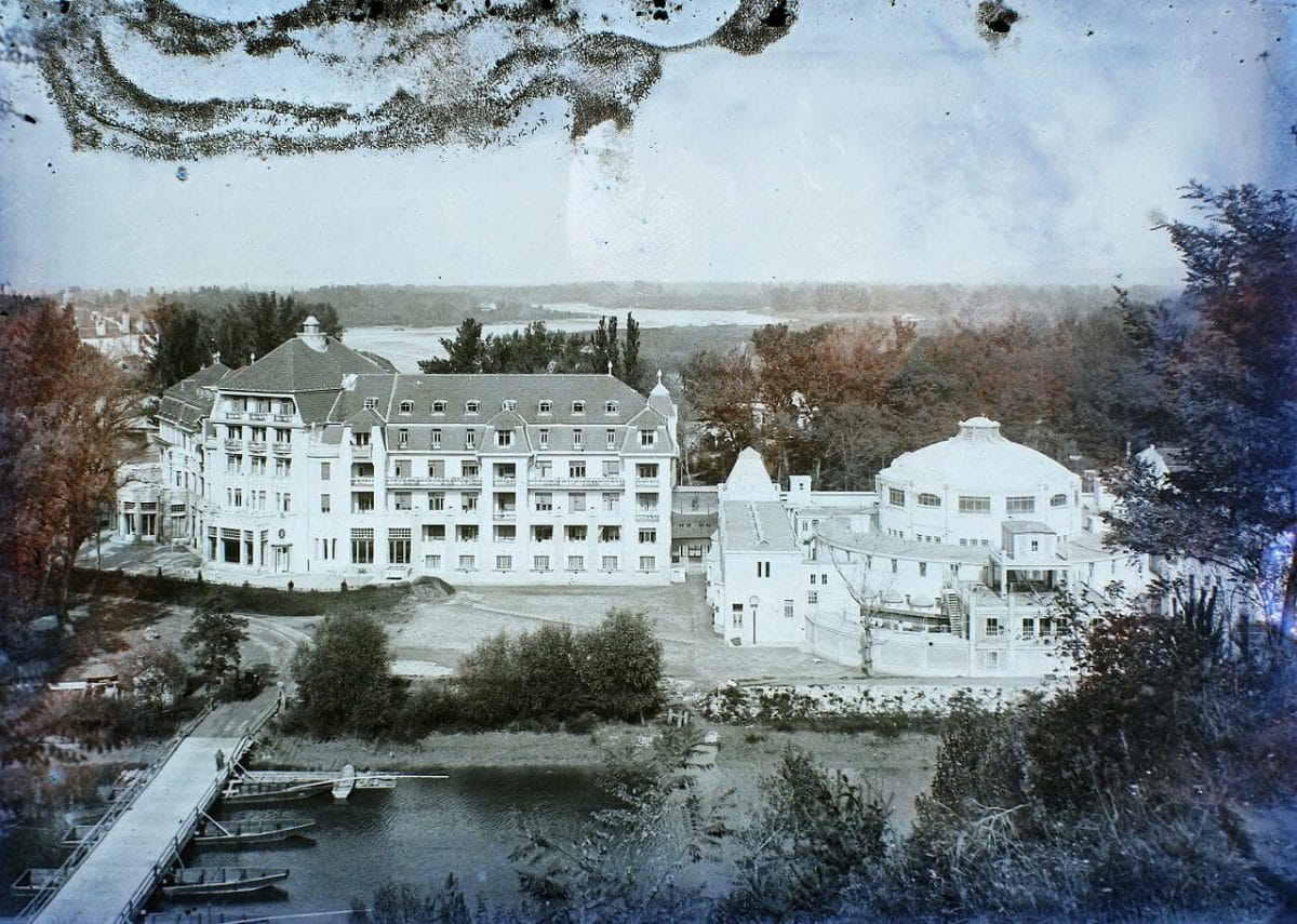 Historická fotografia zachytáva hotel Thermia Palace a kúpeľný dom Irma v roku 1911