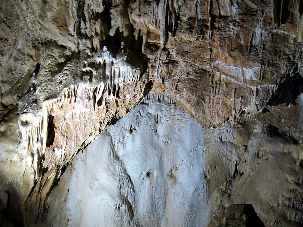 Harmanecká jaskyňa s typickou bielou výzdobou