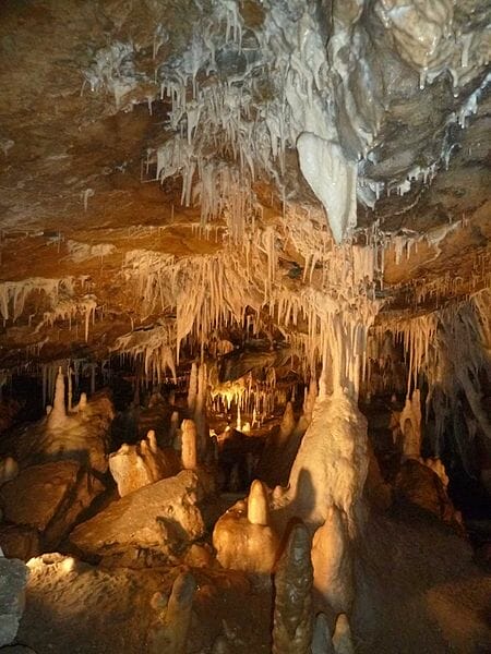 Važecká jaskyňa je typická svojou modro-bielou a voskovo-žltou kvapľovou výzdobou