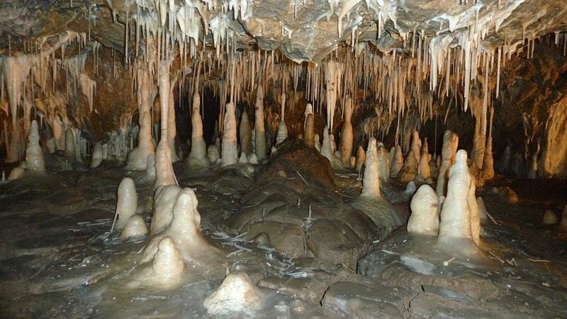 Važecká jaskyňa a jej charakteristická biela výzdoba