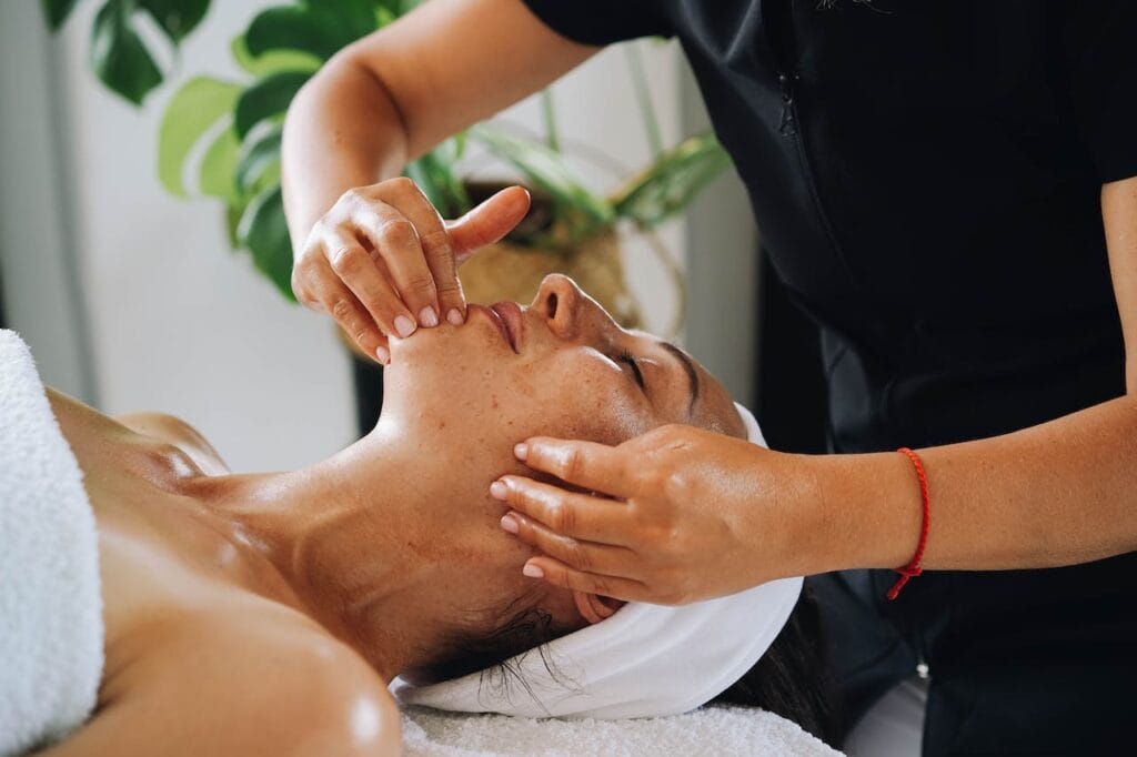 Žena dostáva blahodárne pôsobiacu masáž tváre