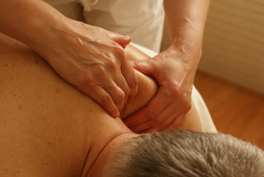 Muž dostáva zdravotnú masáž kvôli bolestiam chrbtice