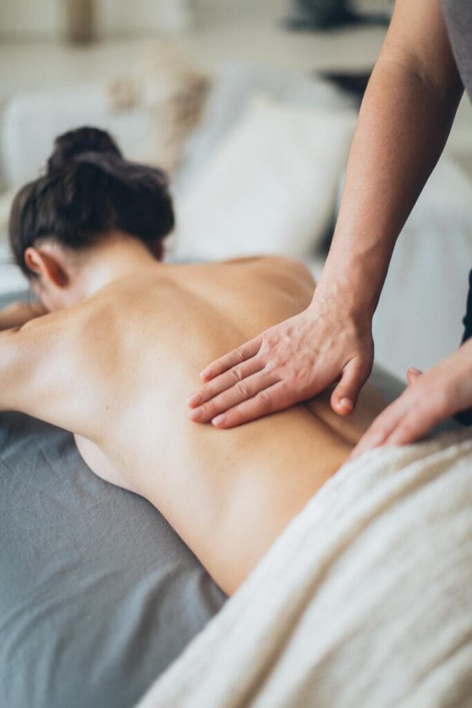 Žena dostáva zdravotnú masáž v kúpeľoch na zmiernenie bolesti chrbta.