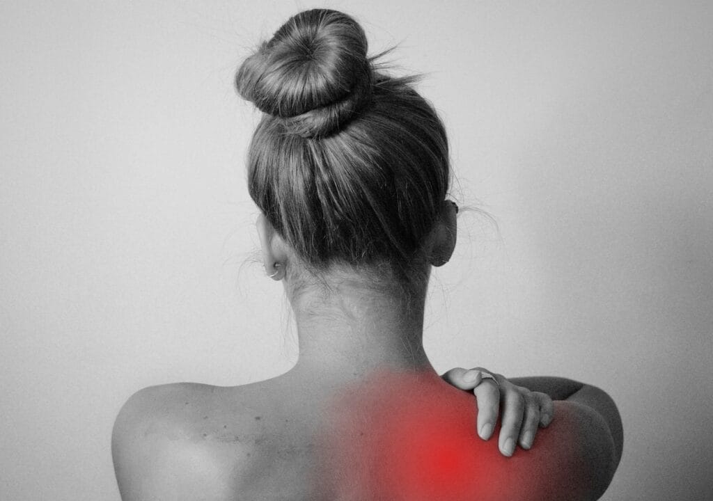 Žena s bolesťou svalov a kĺbov na chrbte