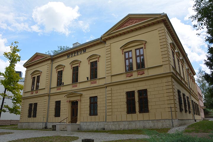 Budova Podtatranského múzea v Poprade je opálená.