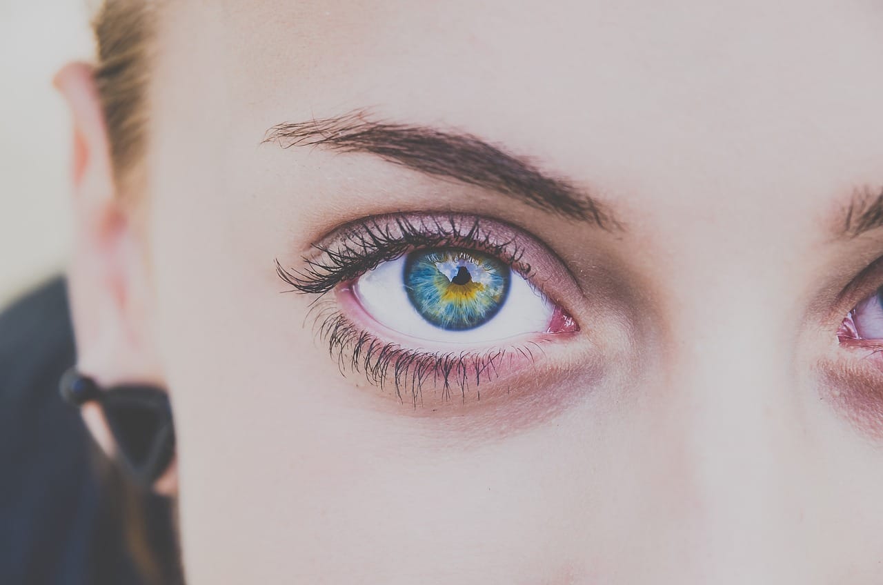Detailný záber na ženské oči s upraveným obočím