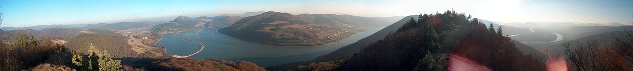 Foto / Zdroj: Panoramatický výhľad z vrchu Holíš nad Nosickou priehradou / wikimedia.org / finder / licencia CC